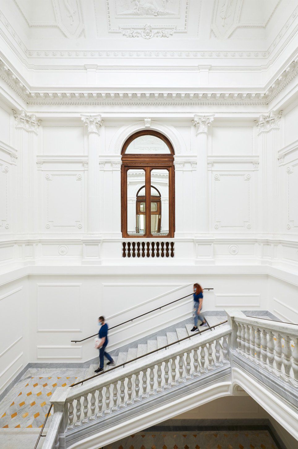Apple Via Del Corso Opens In Rome Stairway