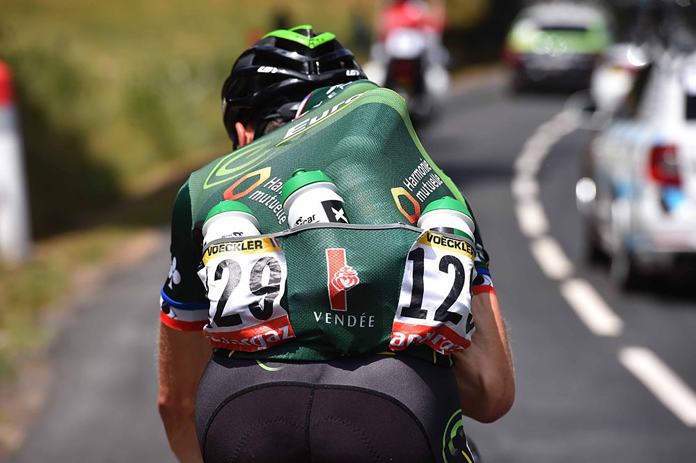 Thomas Voeckler (Europcar) shuttles bottles