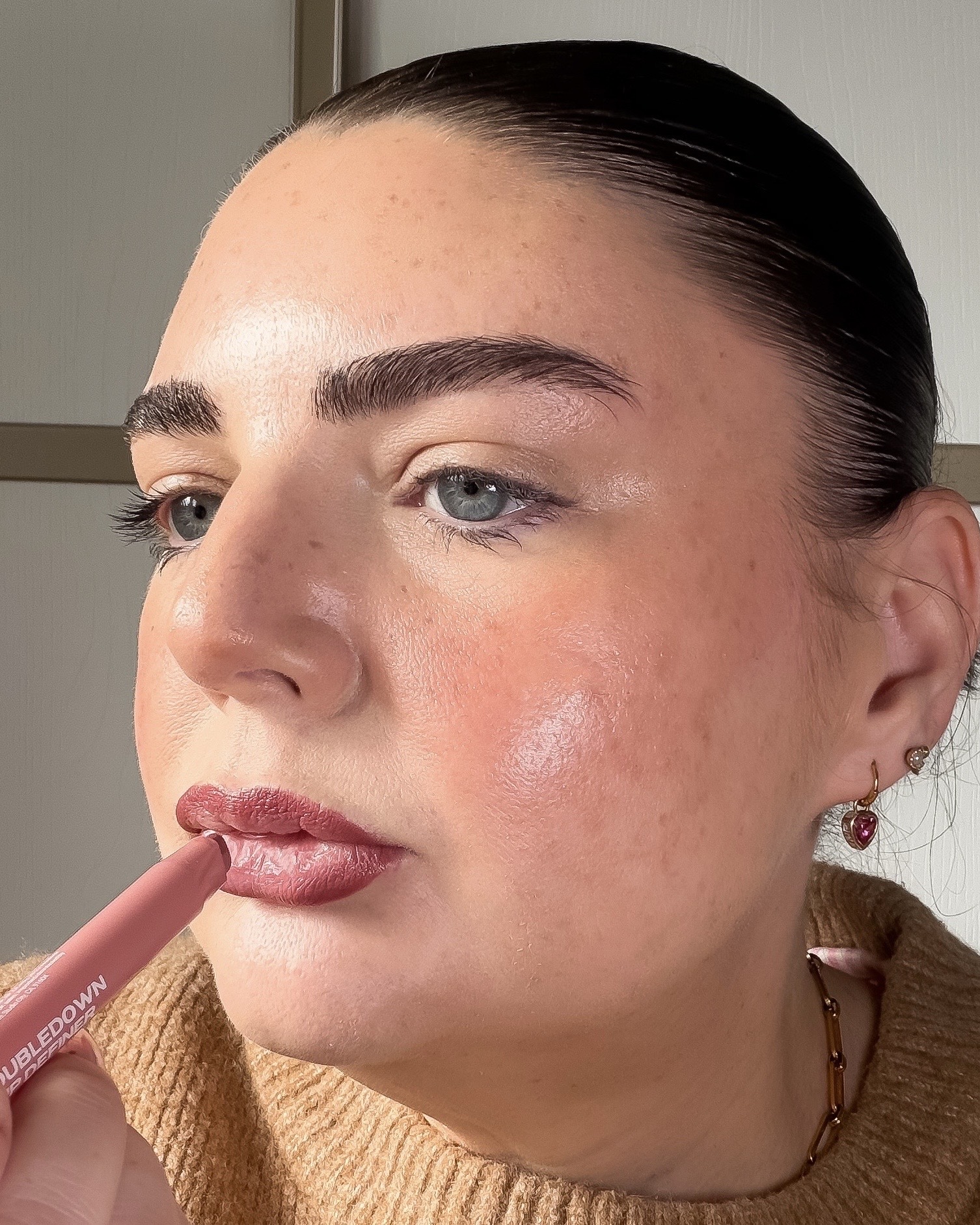 Laura Pearson applying Sacheu DoubleDown Lip Definer