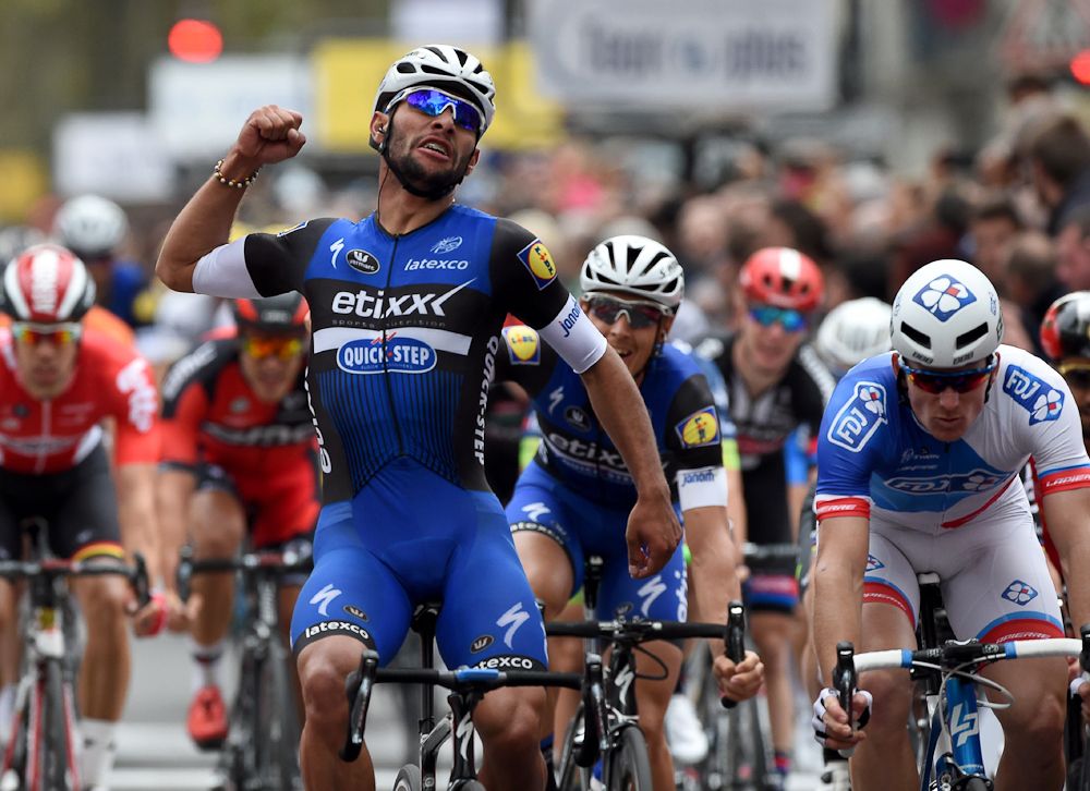 Fernando Gaviria wins Paris-Tours ahead of the bunch sprint
