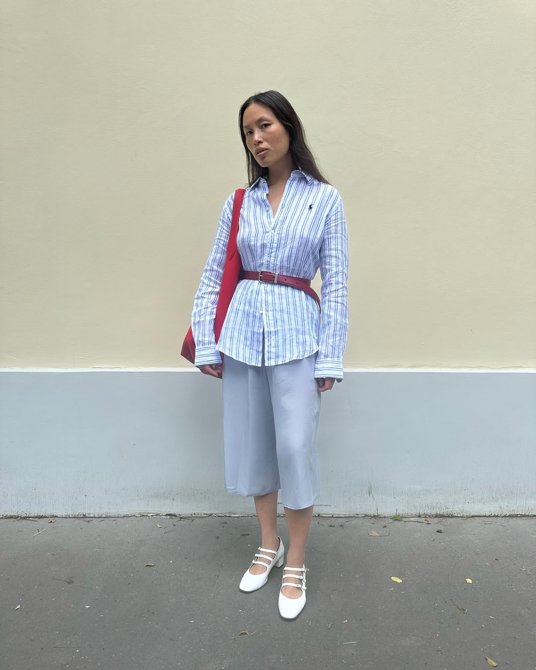 Viki con décolleté Mary Jane bianche e pantaloni alla zuava