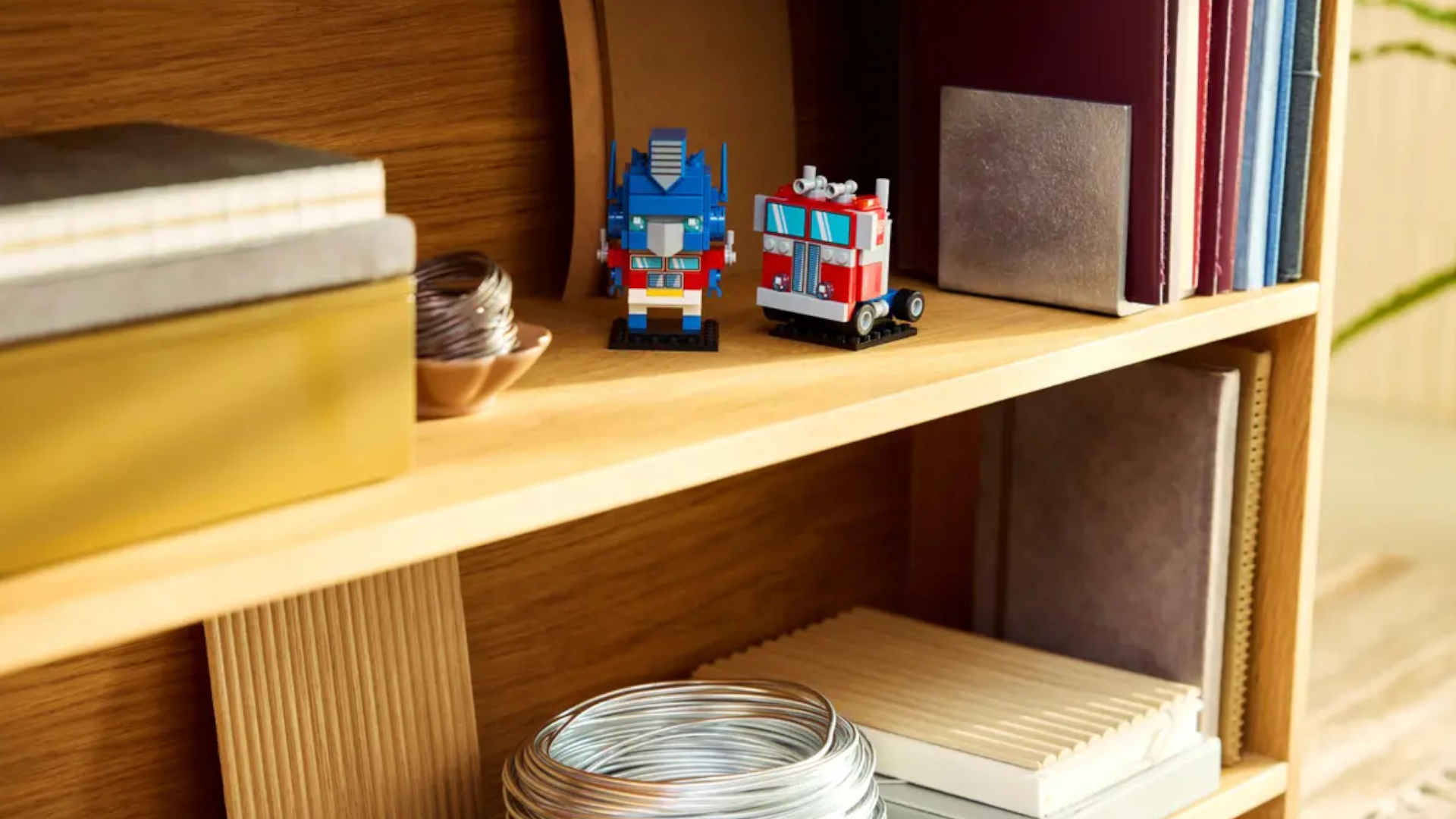 LEGO Optimus Prime y el vehículo se establecen en una corriente de madera