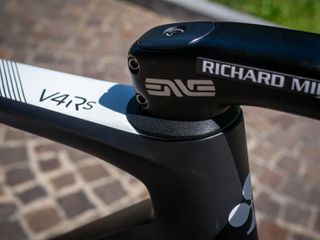 As low as it gets, Pogačar has his custom ENVE bars slammed to the head tube of the V4RS