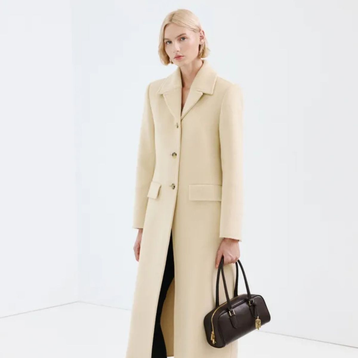 Model wears H&amp;M v-neck white jumper.