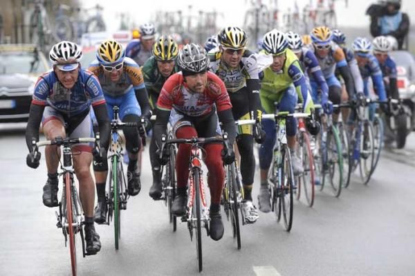 Luca Paolini (Acqua e Sapone) helps close the gap to the breakaway to claim the GC lead.