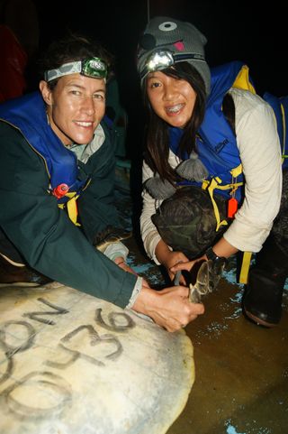 Ocean Discovery student Suong Ho and NOAA scientist Yonat Swimmer tag sea turtles caught during fisheries research in Punta Abreojos, Baja Californa Sur.