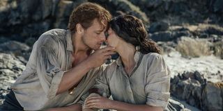outlander season 3 jamie claire kissing beach