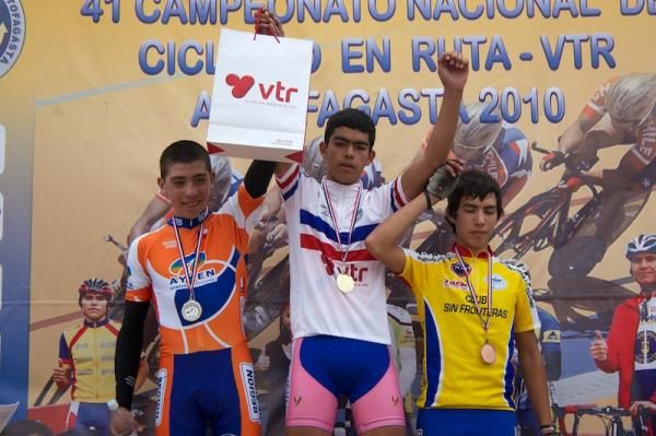 Men 14-15 Years podium: Jose Luis Rodriguez (Coyhaique), David Balague (Asociacion Metropolitana) and Elias Tello (Sin Fronteras).