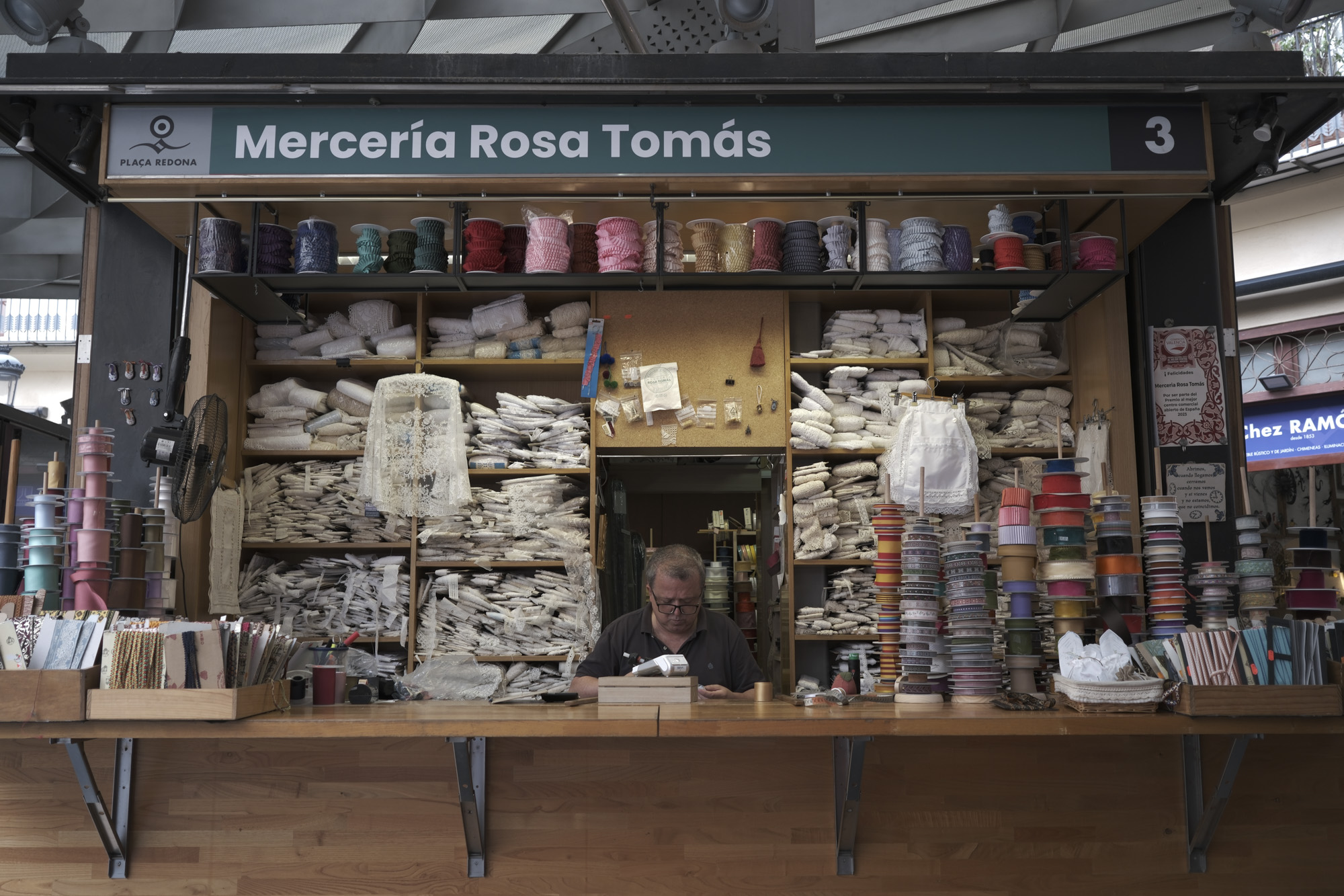 Street photography in Valencia, Spain, taken with the Fujifilm X-E5 mirrorless camera and XF 23mm f/2.8 lens