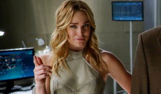 sara lance pointing legends of tomorrow