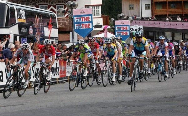 Danilo Di Luca ( LPR Brakes - Farnese Vini) leads Stefano Garzelli into the final turn only seconds behind Mauricio Soler.
