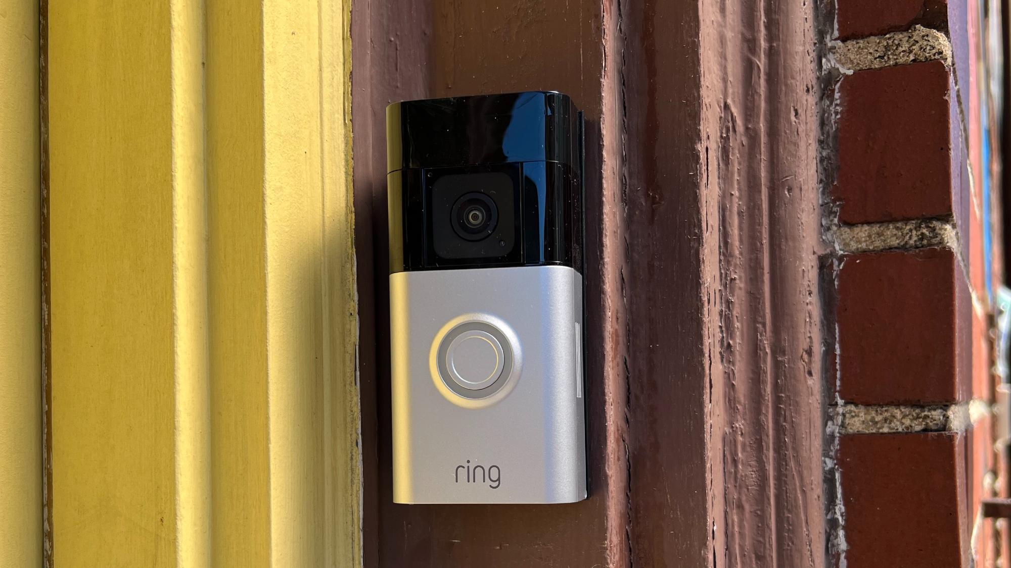 Ring Battery Doorbell Plus wird an einem Türrahmen installiert