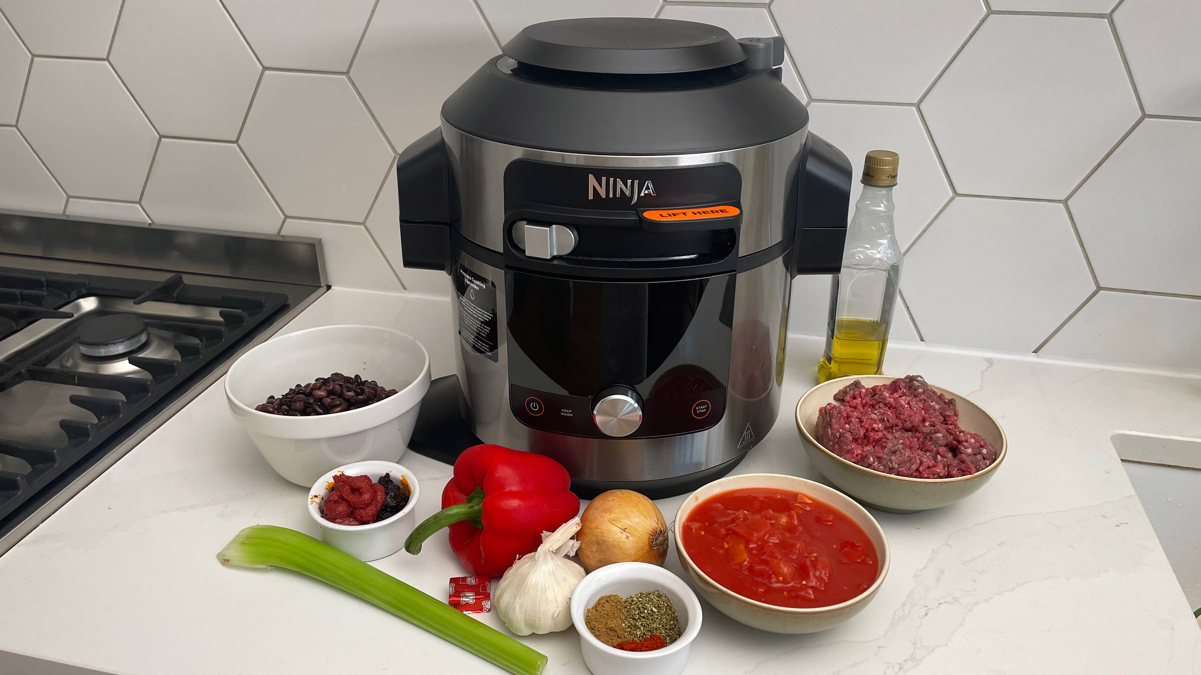 Ninja Foodi 15-in-1 SmartLid Multi-Cooker dengan semua bahan siap untuk memasak cabai secara perlahan