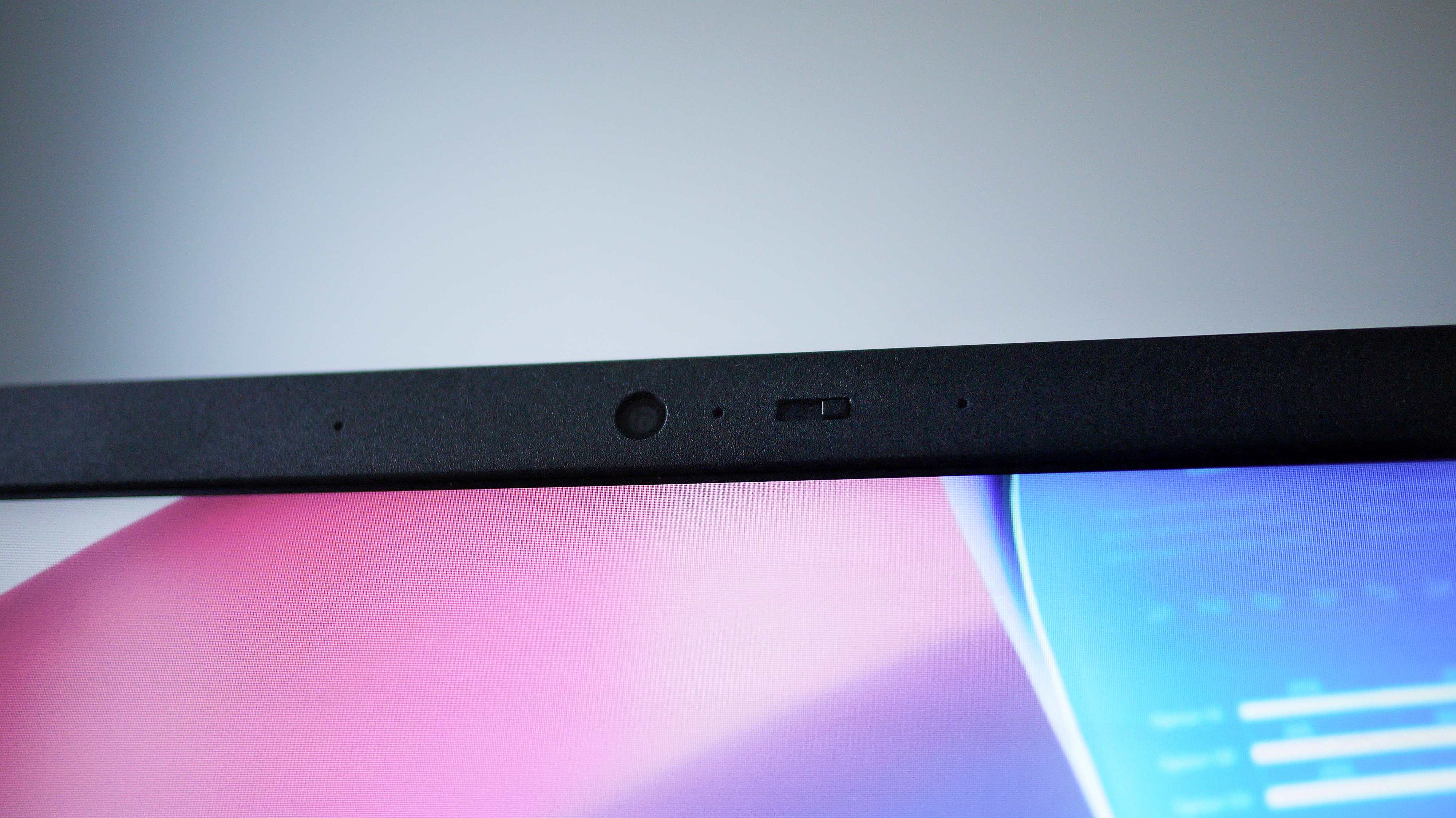 MSI Modern 15 f13mg n&aelig;rbillede af kameraet med &aring;ben slider.