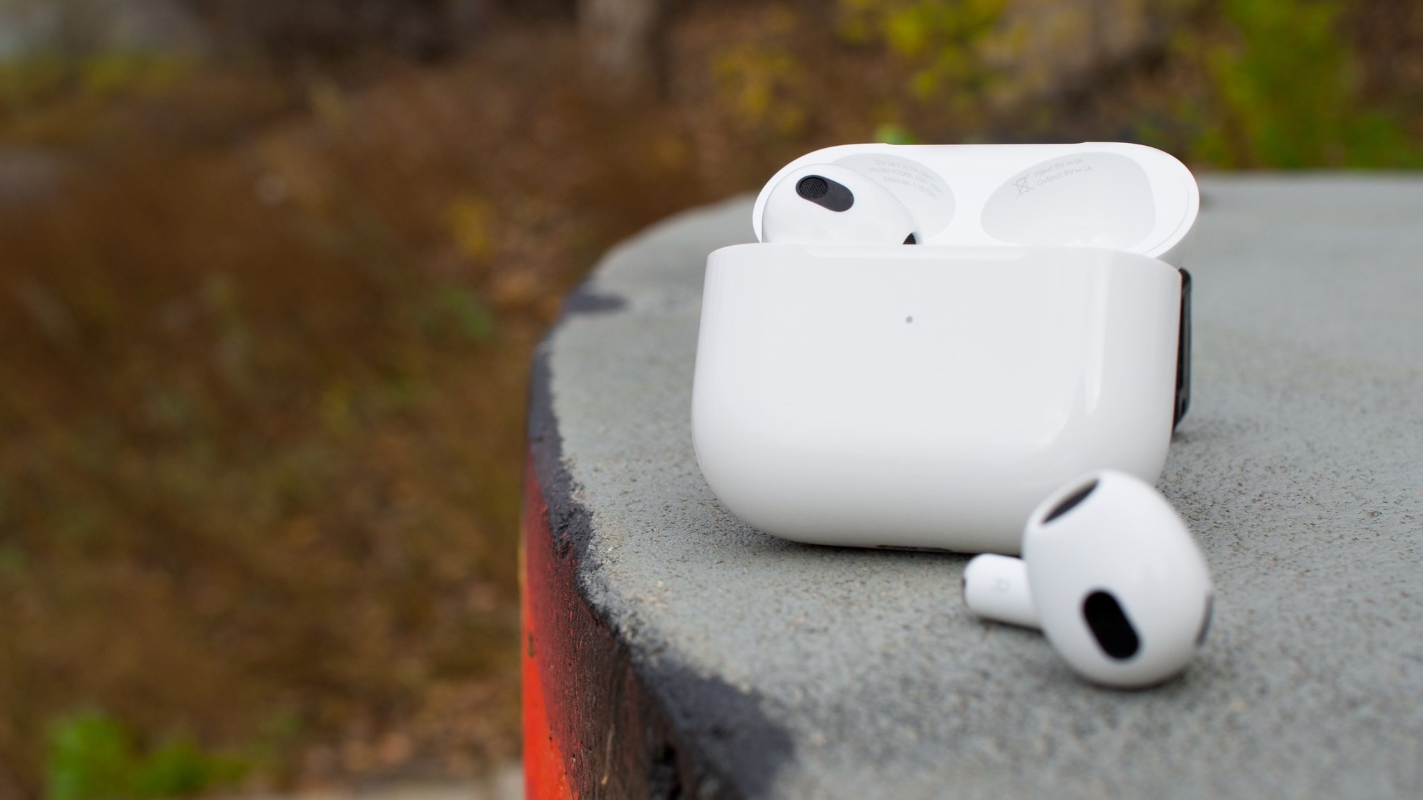 Airpods 3 com estojo para fone de ouvido direito na frente do estojo