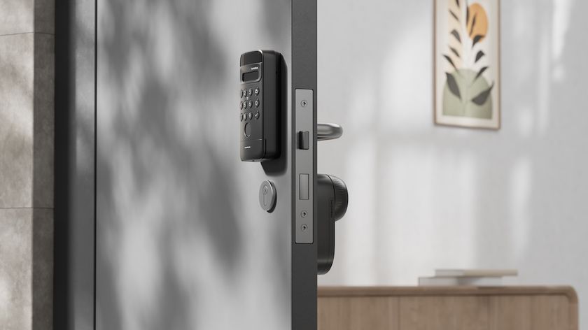 la serrure connect&eacute;e Lock Ultra Vision Combo de switchbot install&eacute;e sur une porte