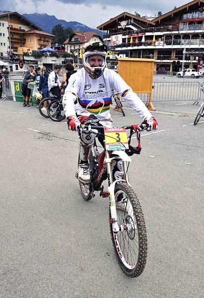 Steve Peat (Santa Cruz Syndicate) sports his new rainbow stripes.