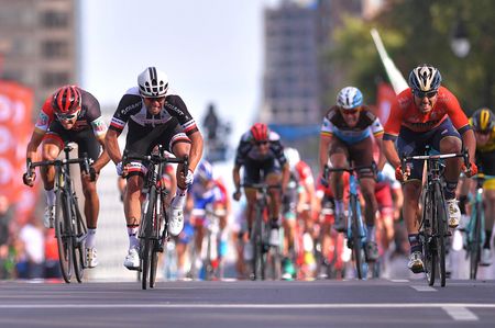 Michael Matthews (Sunweb) beats Sonny Colbrelli (Bahrain-Merida) in the final sprint at the GP de Montreal