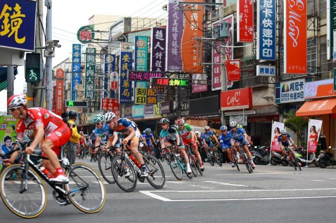 Bernard Sulzberger, riding in fourth wheel with the green jersey, was always attentive in the Chinatown-like atmosphere of stage 4 in the Tour de Taiwan.