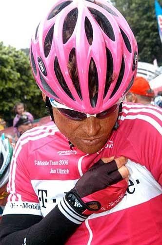 Ullrich to base, do you copy? Jan Ullrich makes contact with the T-Mobile mobile before the stage start