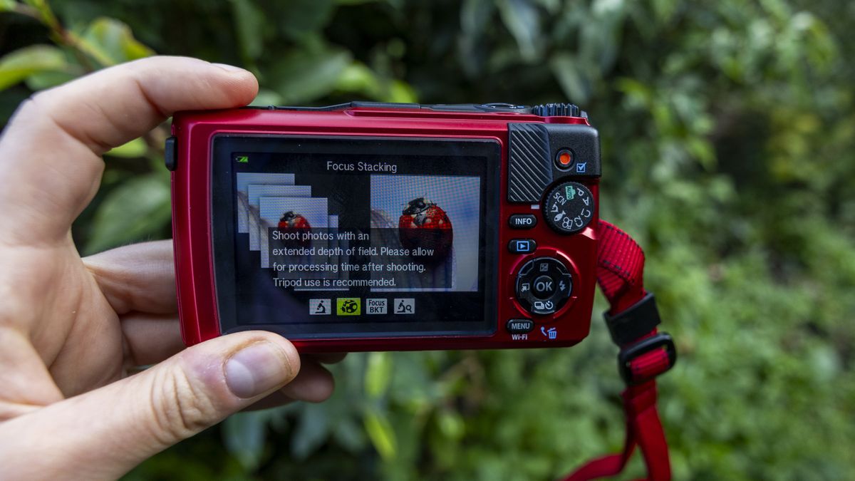 The focus stacking mode on the screen of the OM System Tough TG-7 camera