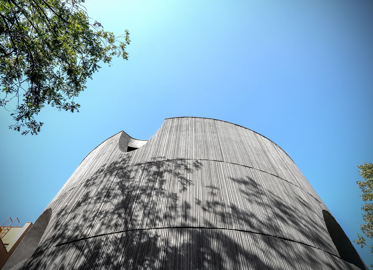exterior looking up towards the sky of Elemental House for SorteoTEC