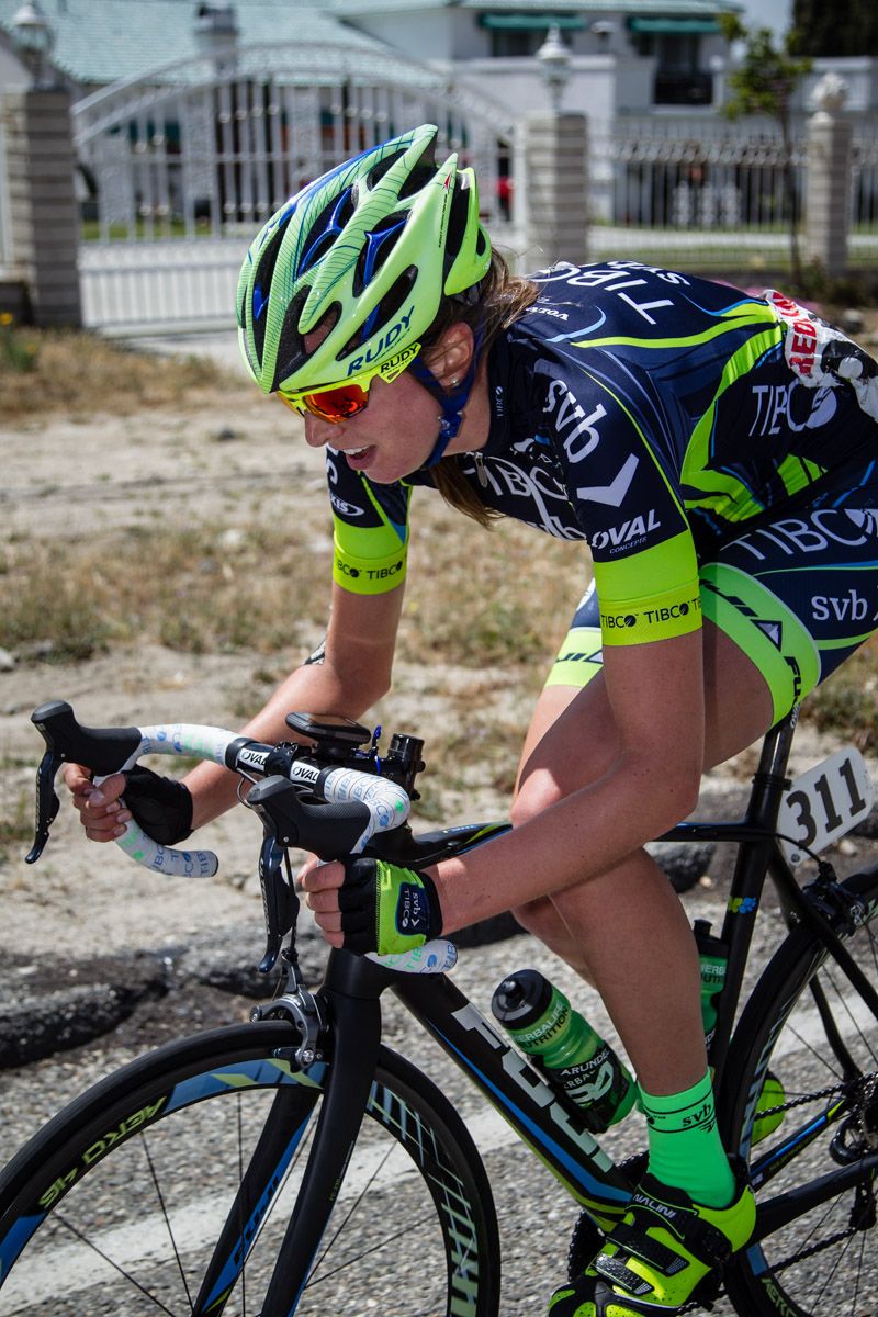 Alizee Brien (TIBCO) keeps her head down to open a gap on the women&rsquo;s field