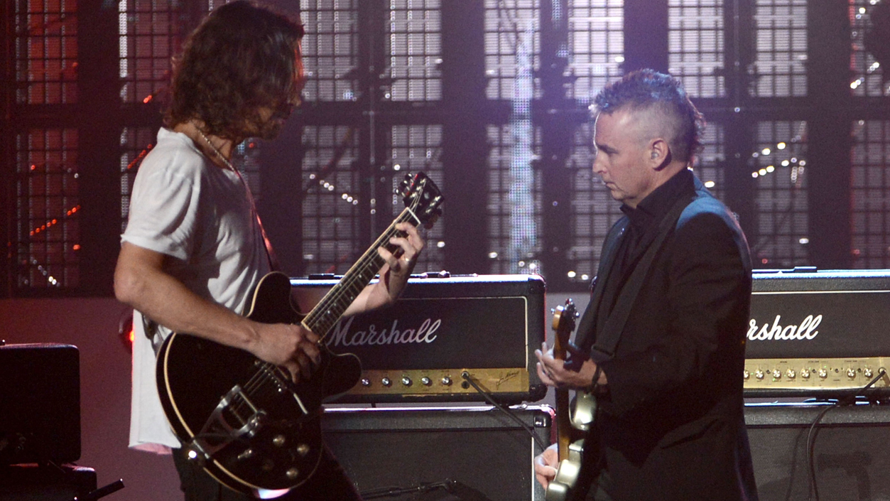 Chris Cornell and Mike McCready playing at Rock Hall Of Fame 2013