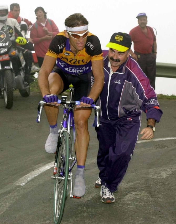 Fabio Roscioli gets a helping hand on the Angliru in 2000.