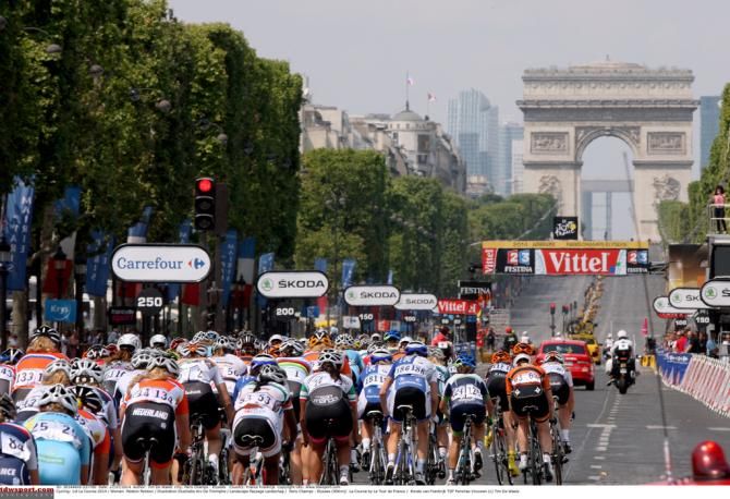 Rider ehad toward to Arc de Triomphe