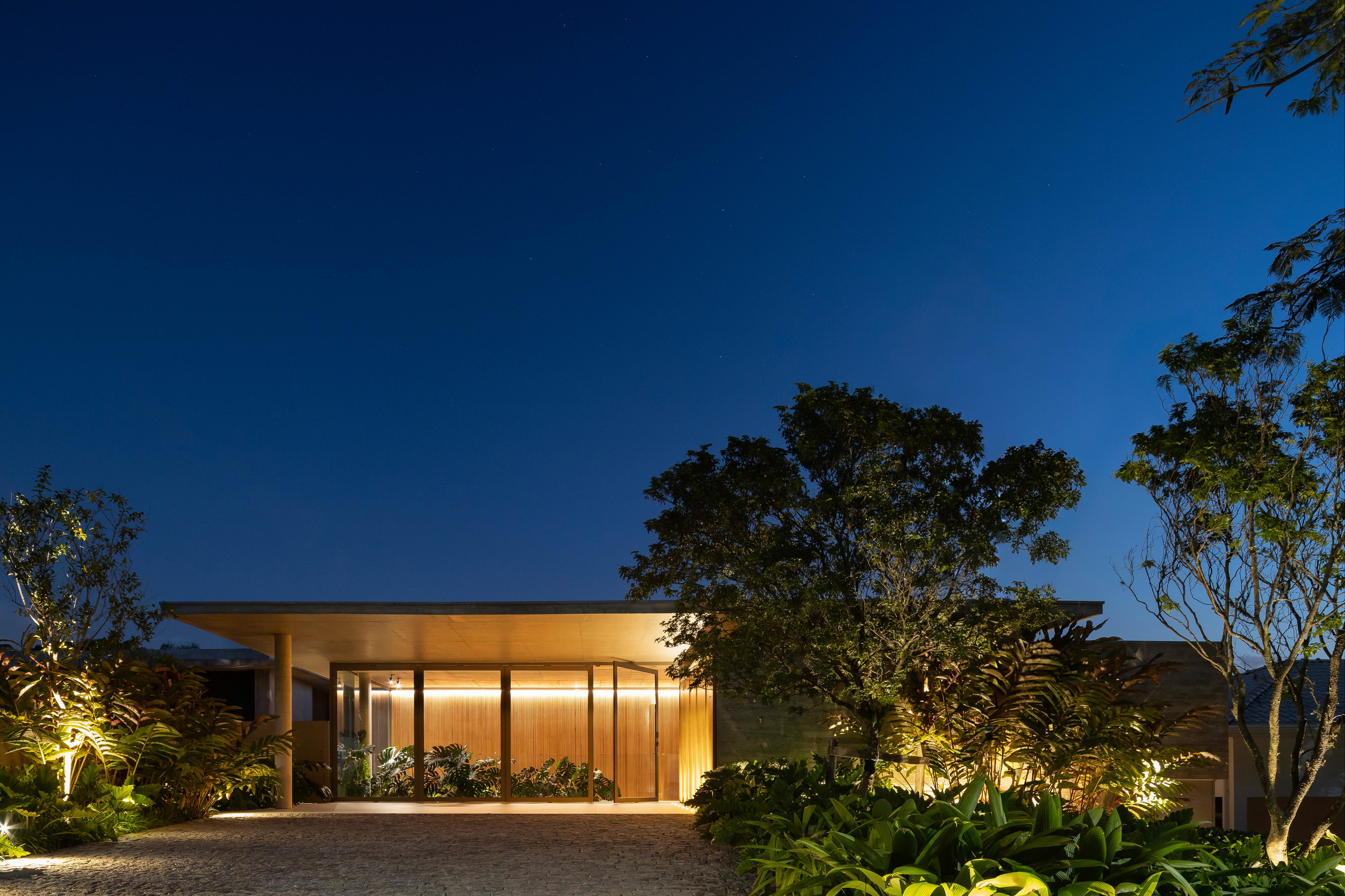 The entrance facade of the Cedro House by Fernanda Padula and Juliana Risso Arquitetura