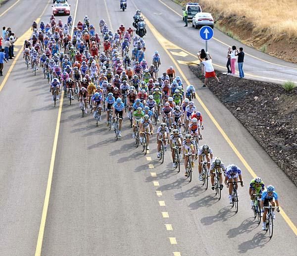 The bunch races along during stage 16.