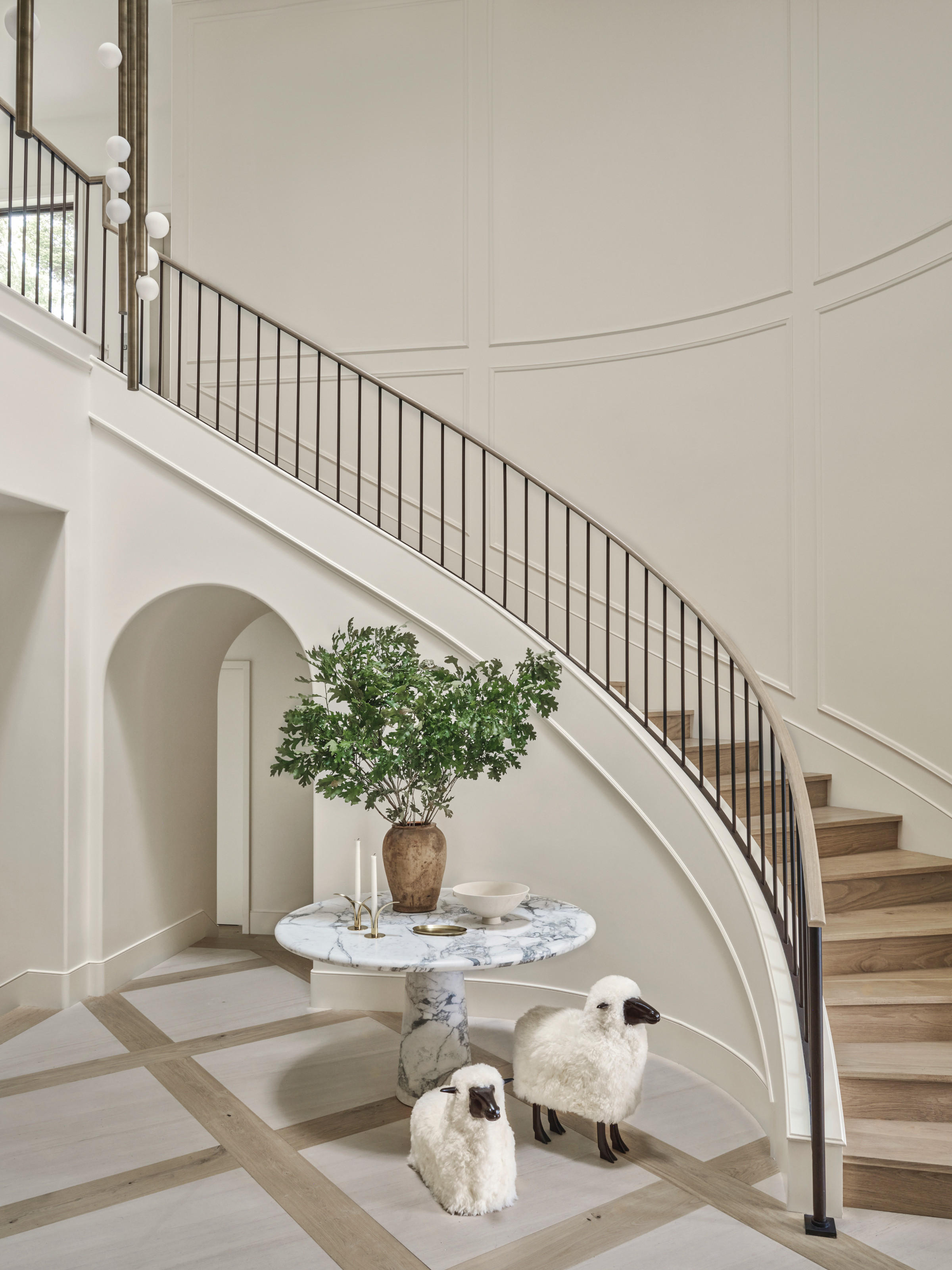 Curved staircase with stone and parquet floor