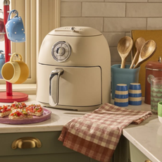 Aldi retro air fryer in cream