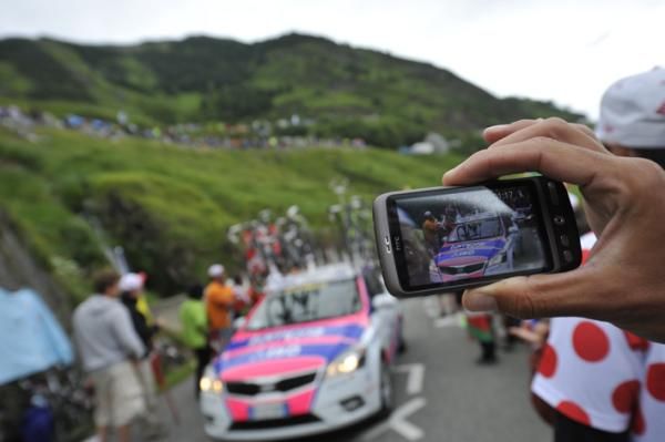 The Lampre car through the lens of an HTC phone.