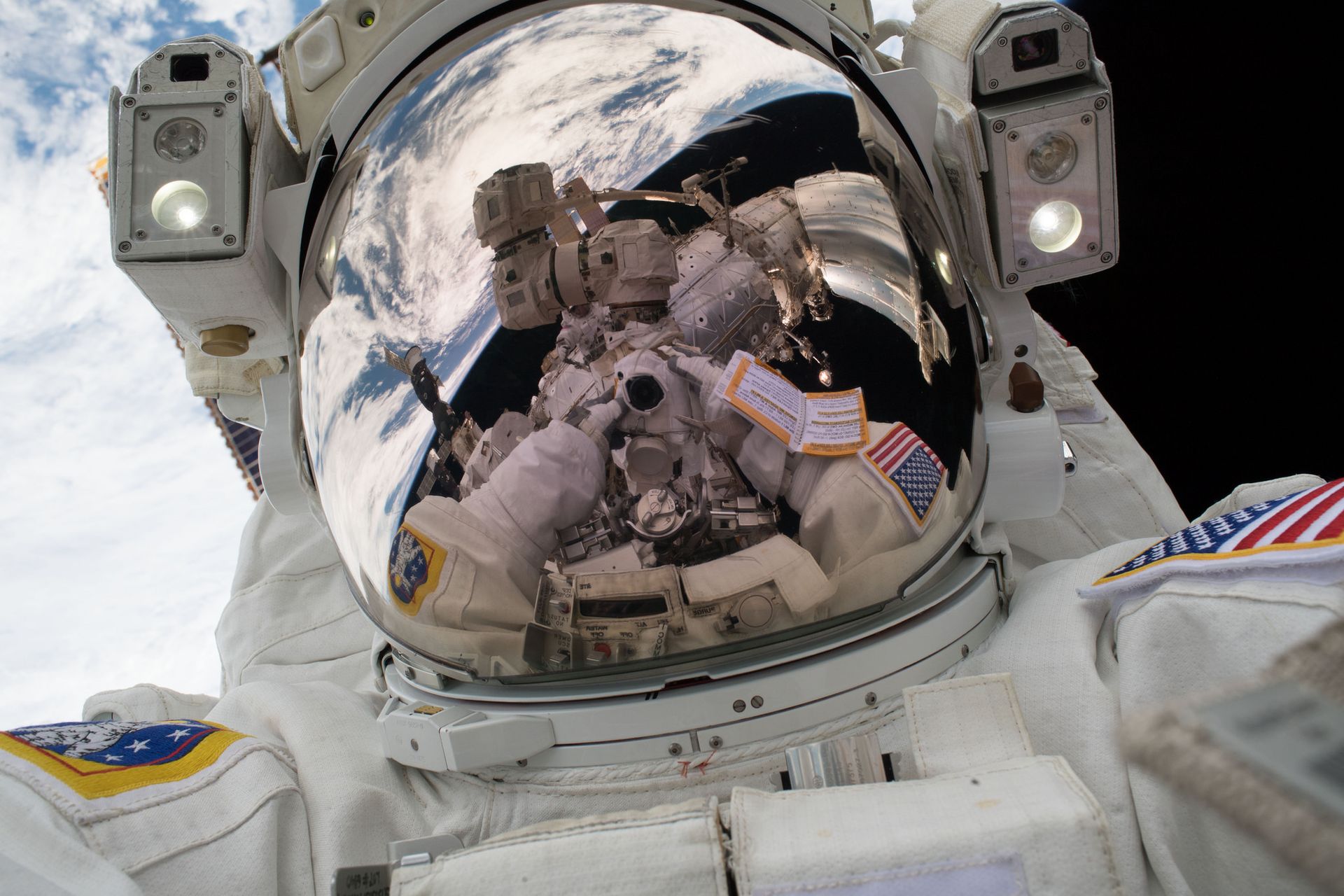 NASA космонавт на МКС