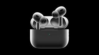 AirPods Pro 2 auf schwarzem Hintergrund, die aus ihrem Case herausragen