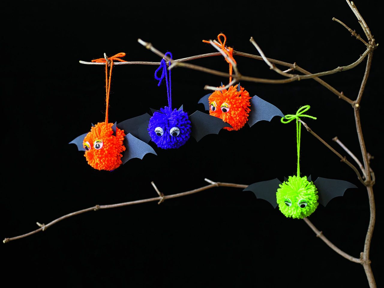 How make Halloween bat bunting