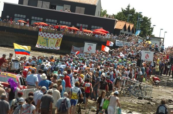 The huge crowds at the Passage du Gois