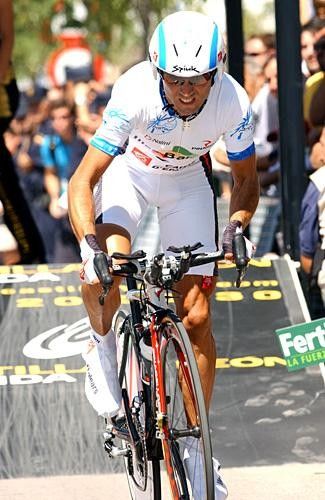 Alejandro Valverde (Caisse d'Epargne) starts his ride