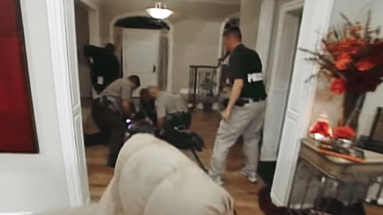 プレデターズの容疑者を逮捕する警官の映像