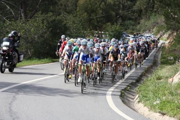The peloton before the stage's first KOM at Alverce, with Tavira-Prio setting the pace.