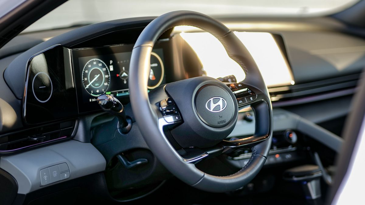 2025 Hyundai Elantra Hybrid Limited test drive review.