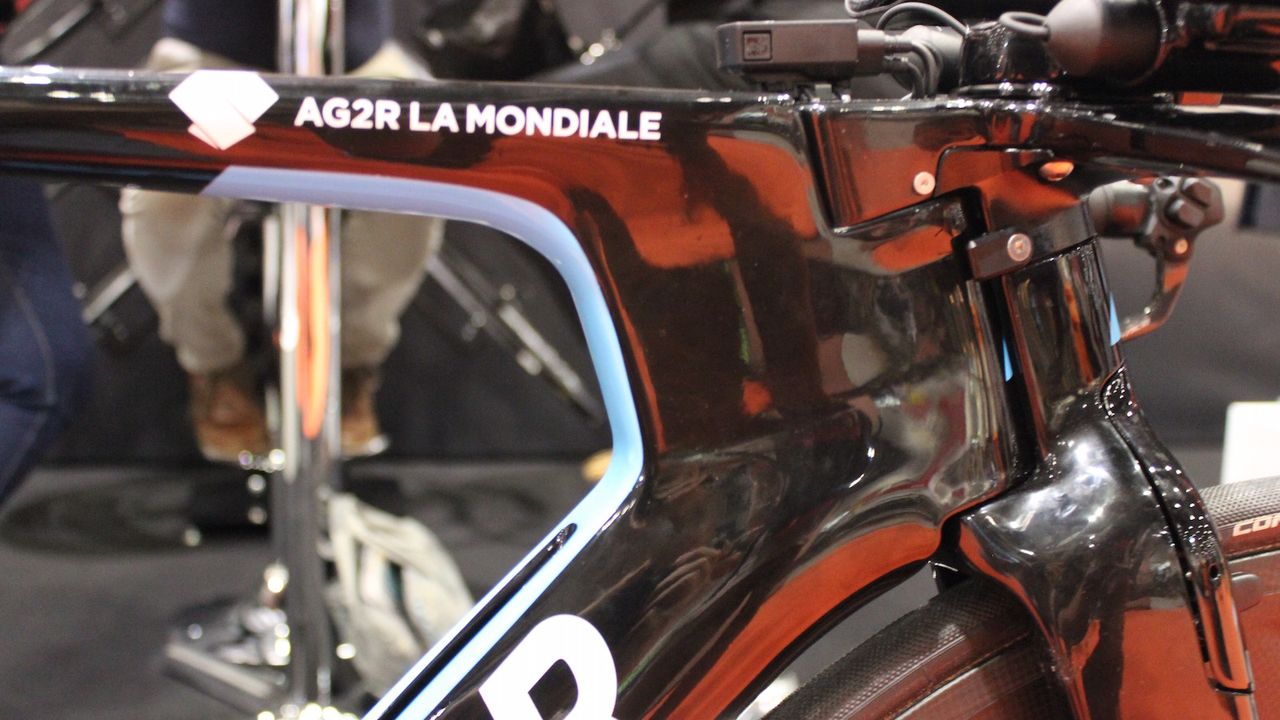 The deep head tube is designed to allow air to flow through and around the bike, whilst the integrated stem adds stiffness