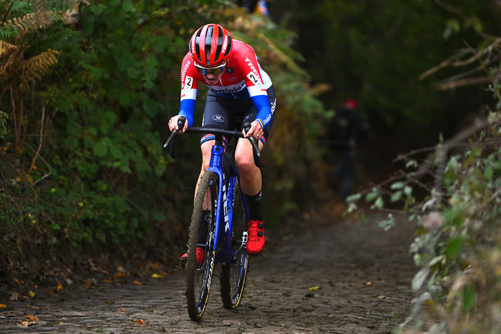 Koppenbergcross Fem van Empel soloes to victory ahead of Lucinda Brand