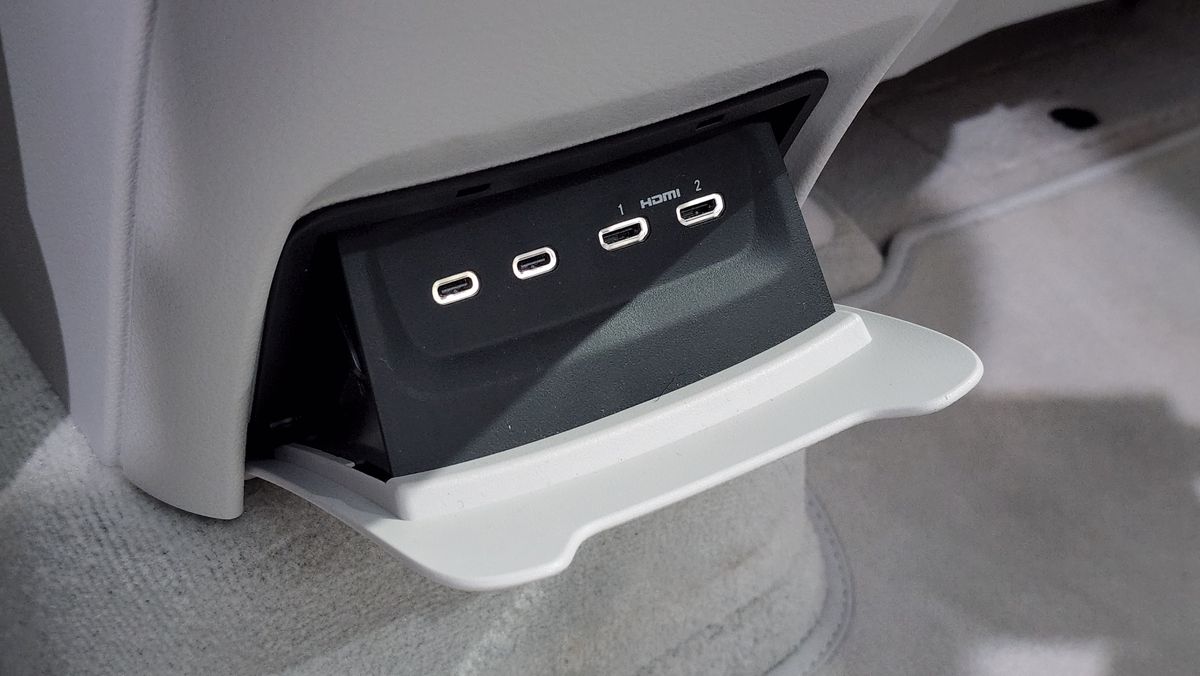 Pull-out section with 4 USB C ports