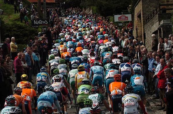 The peloton on the Mur de Huy