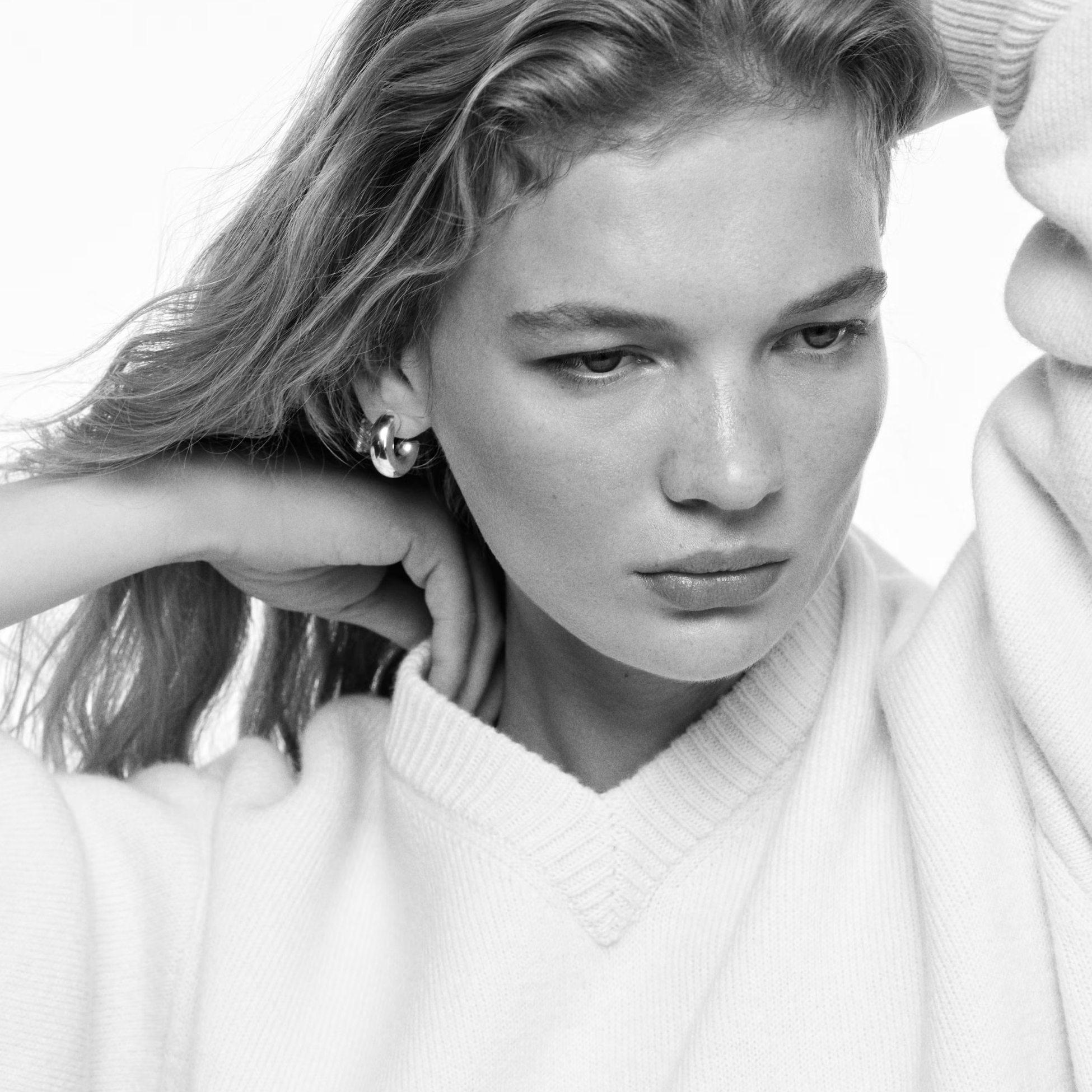 Model wears H&amp;M v-neck white jumper.