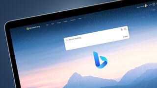 La pantalla de un portátil muestra el nuevo motor de búsqueda Bing potenciado por ChatGPT