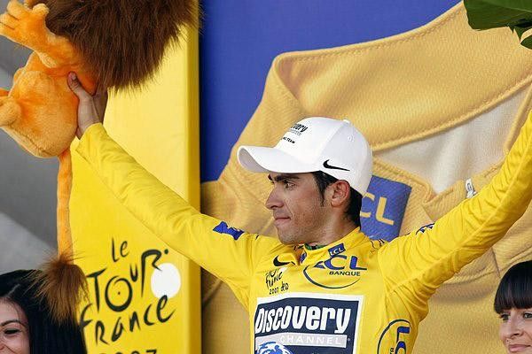 Alberto Contador (Discovery Channel) holds up the lion.